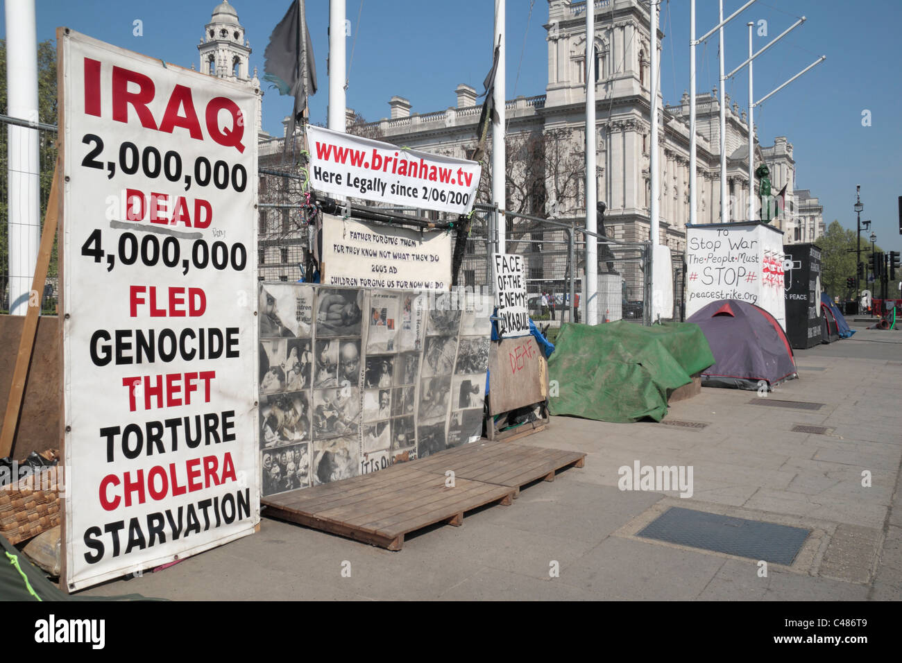 Bannières de protestation anti-guerre dans la place du Parlement devant les Maisons du Parlement à Westminster, London, UK. Avr 11 Banque D'Images