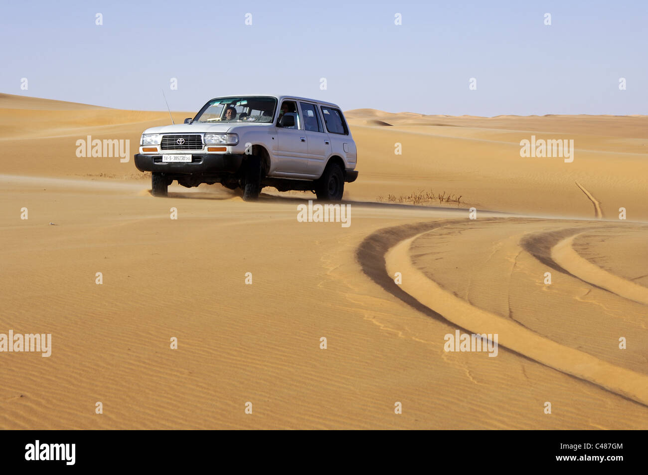 Jeep dans le désert de sable Banque D'Images