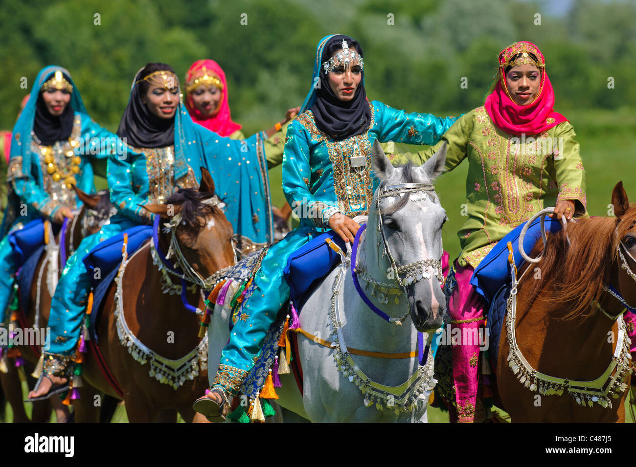 Arabian cavalerie Royale d'Oman, en costume d'origine sur l'arabe horse tandis qu'un spectacle public performance dans Munich, Allemagne Banque D'Images