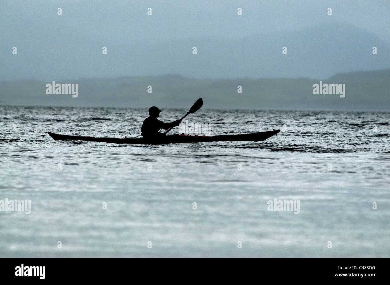 Un kayakiste de mer au large de l'île de Mull, en Ecosse. Banque D'Images