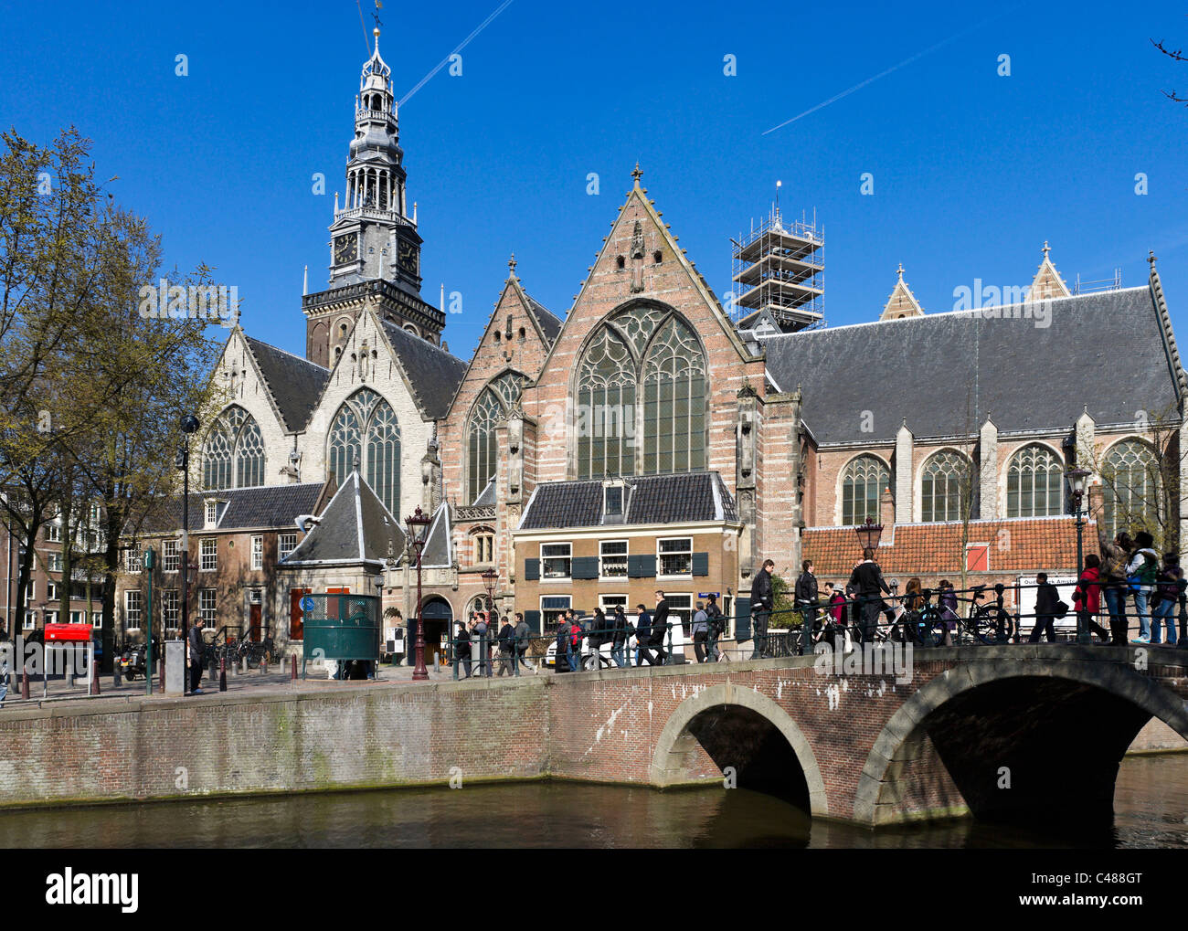 La Oude Kerk (vieille église) à partir de l'Oudezijds Voorburgwal, Amsterdam, Pays-Bas Banque D'Images