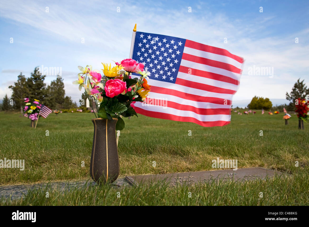 Des drapeaux américains et des fleurs voler sur un cimetière à Memorial Day Banque D'Images