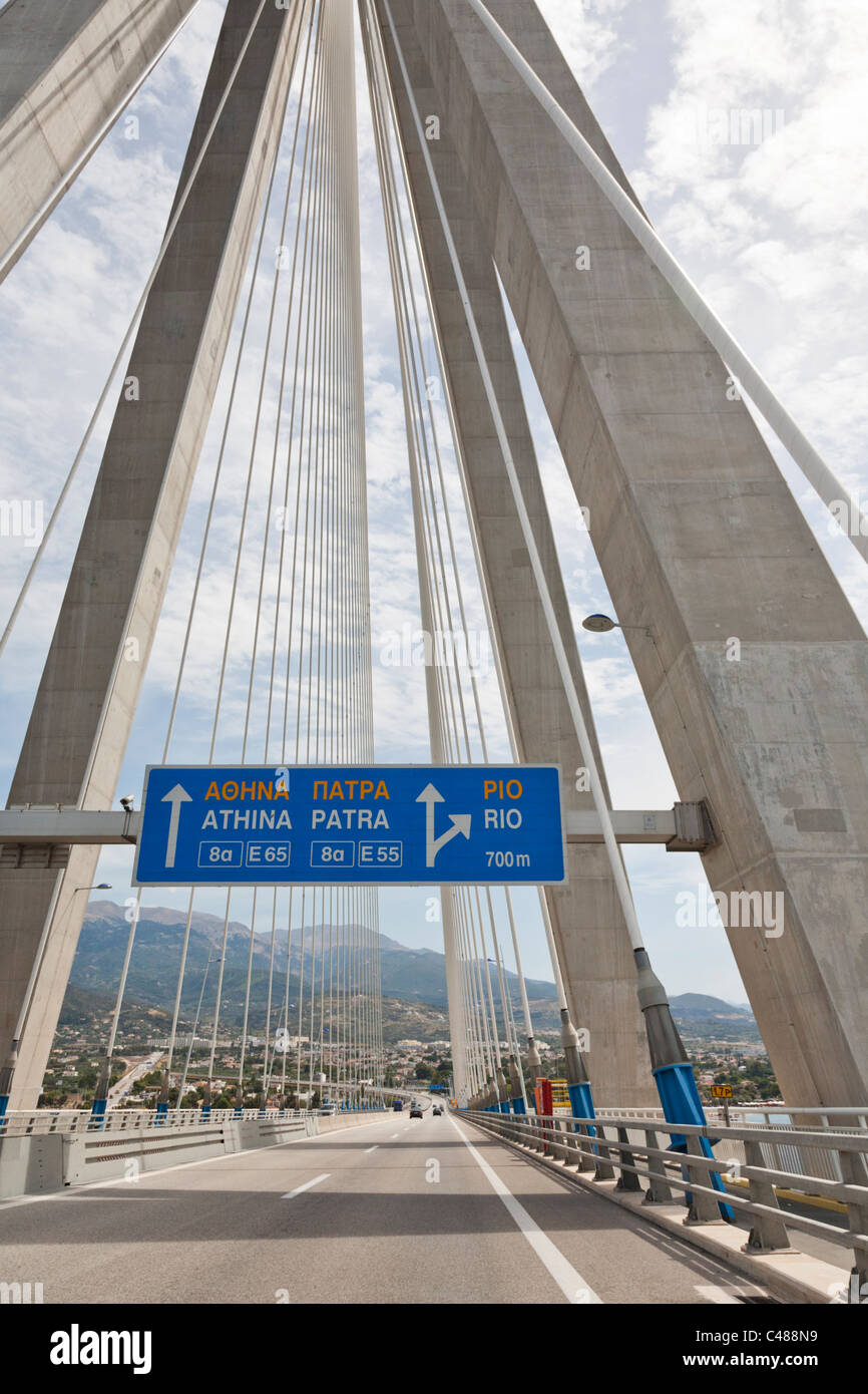 'Charilaos Trikoupis' pont qui relie Andirio et Rio. À partir de la Grèce continentale au Péloponnèse, à travers le golfe de Corinthe. Banque D'Images