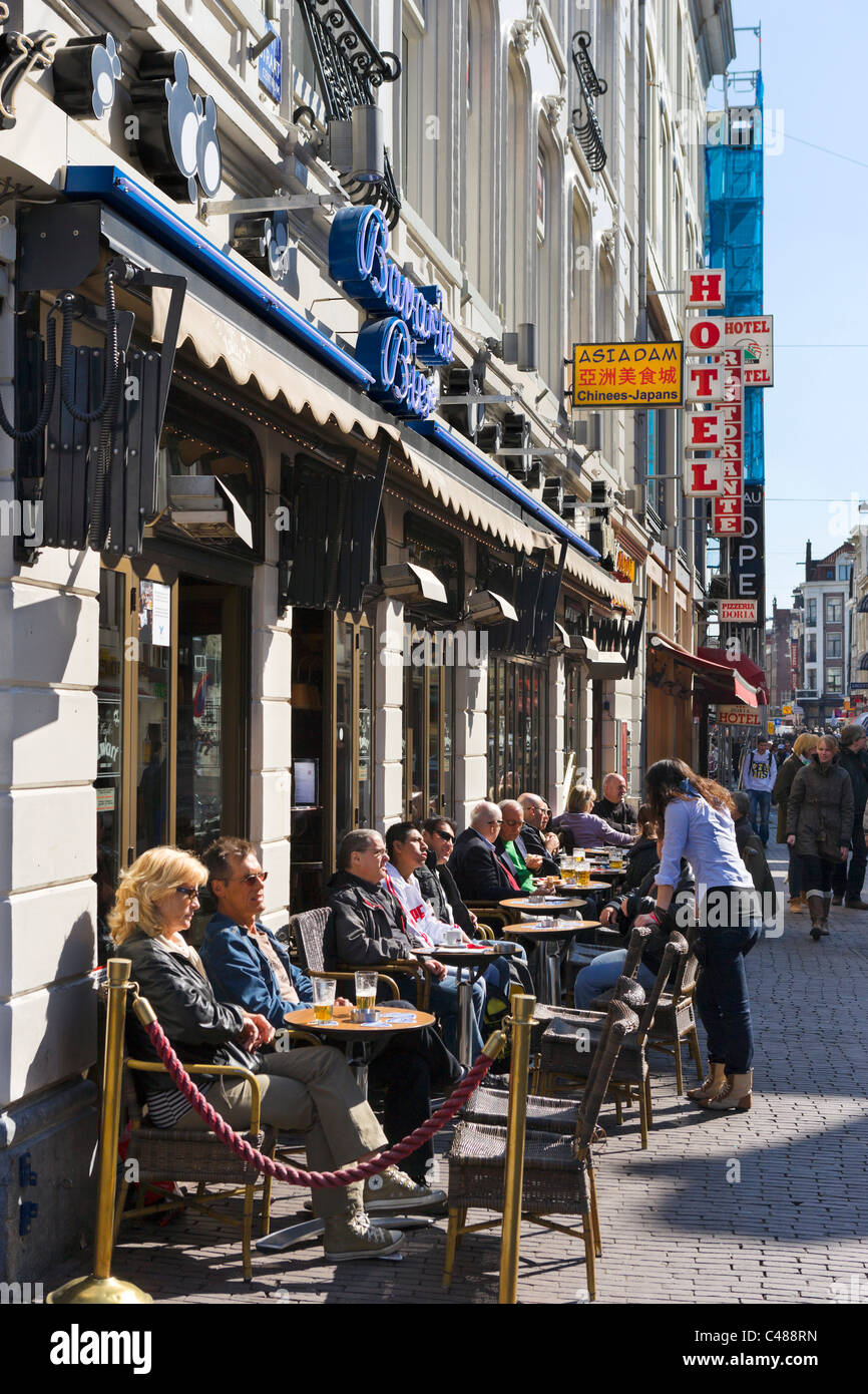 Sidewalk cafe sur Damstraat dans le centre-ville, Amsterdam, Pays-Bas Banque D'Images