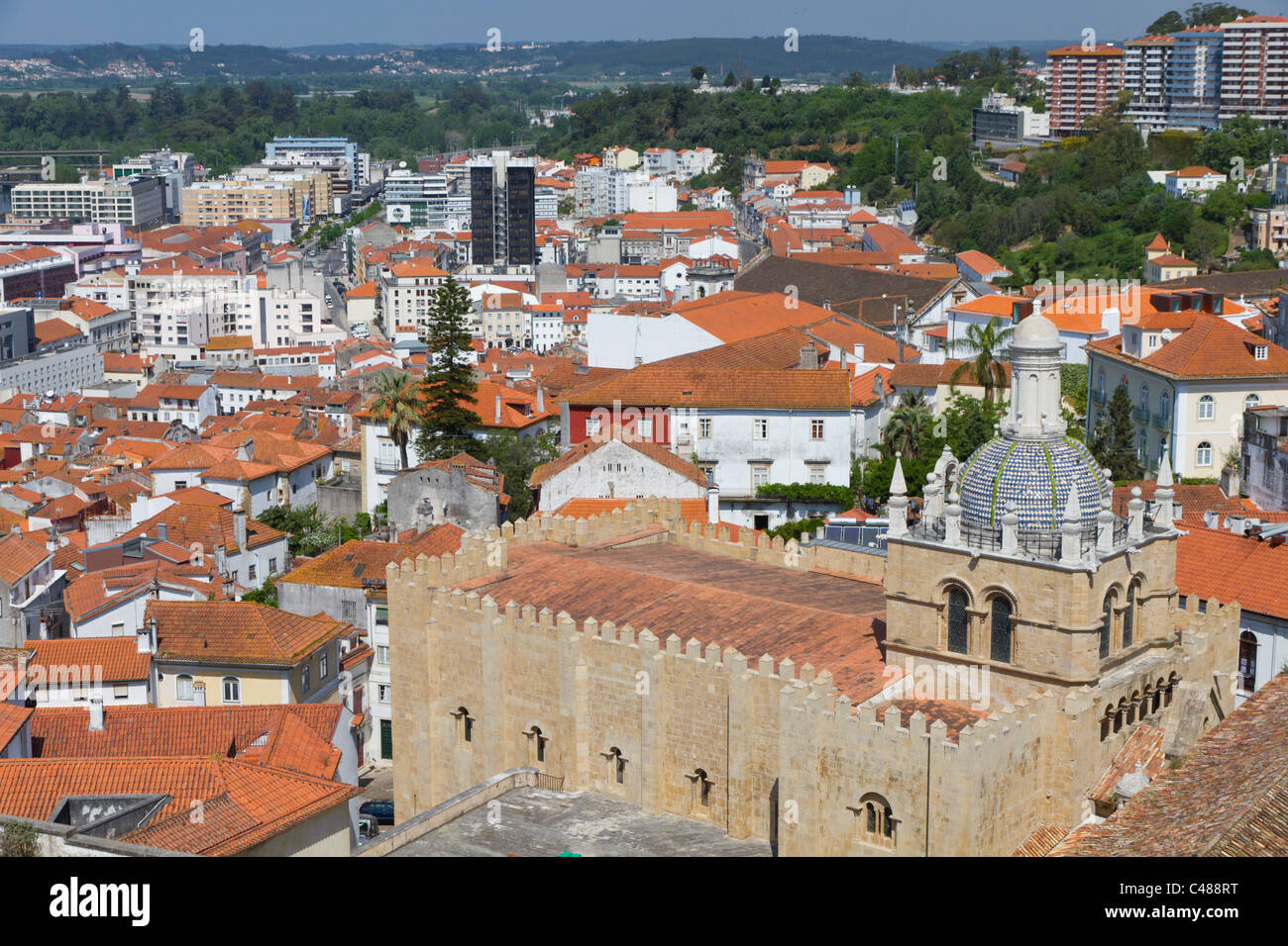 Cityscape sur les toits de Coimbra avec mighty cathédrale Sé Velha de Coimbra, Portugal Banque D'Images