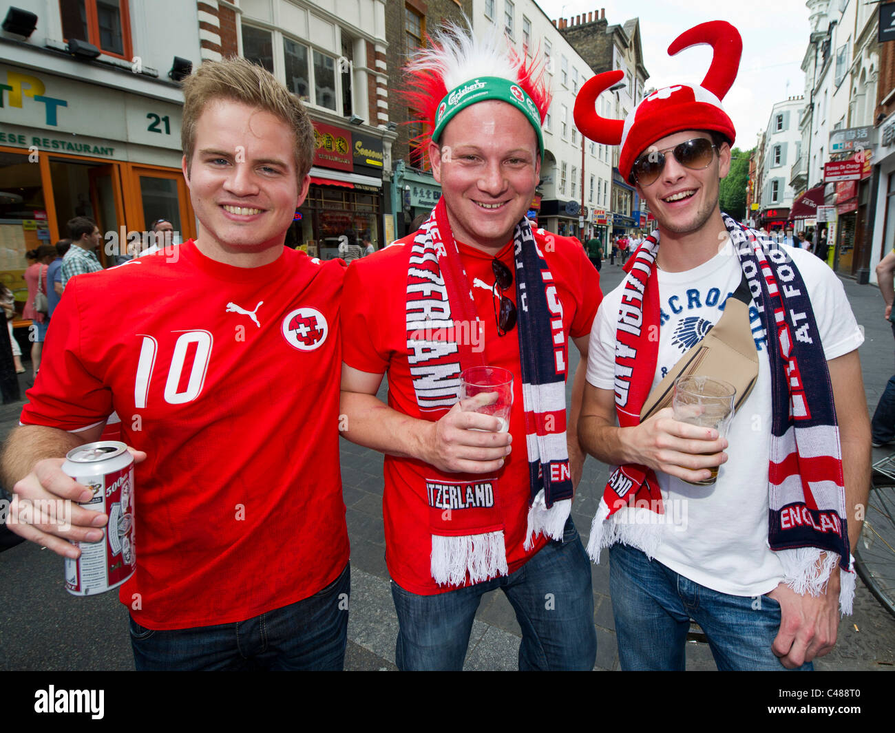 Swiss football fans profiter du soleil et de la bière près de Leicester Square, Londres, avant d'aller voir leur équipe jouer en Angleterre Banque D'Images