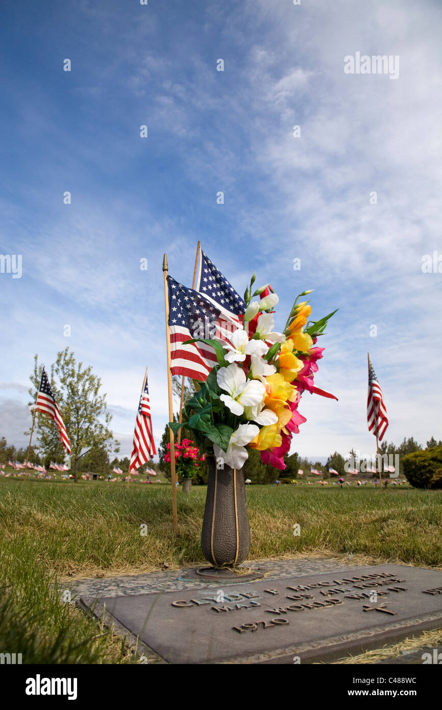 Des drapeaux américains et des fleurs voler sur un cimetière à Memorial Day Banque D'Images