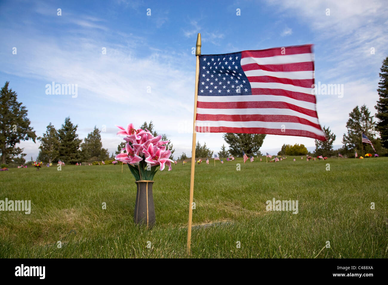 Des drapeaux américains et des fleurs voler sur un cimetière à Memorial Day Banque D'Images