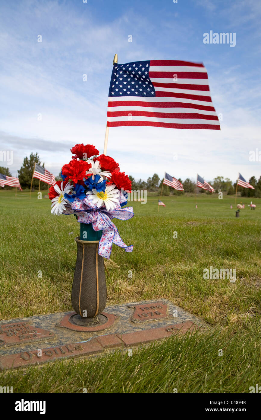 Des drapeaux américains et des fleurs voler sur un cimetière à Memorial Day Banque D'Images