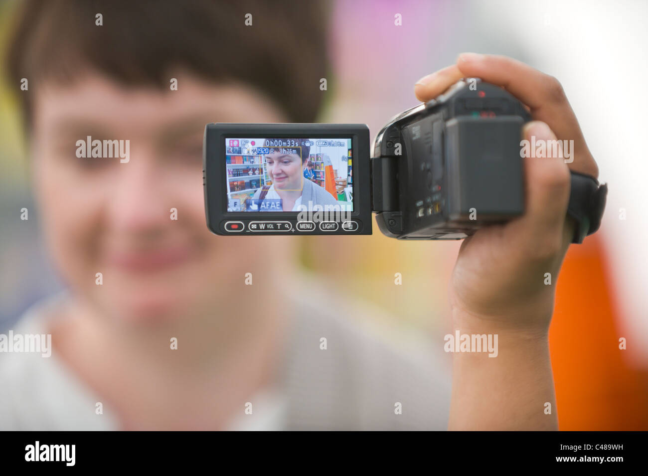 Femme d'être filmé pour la diffusion sur l'utilisation de caméra vidéo numérique à Hay Festival 2011 Banque D'Images