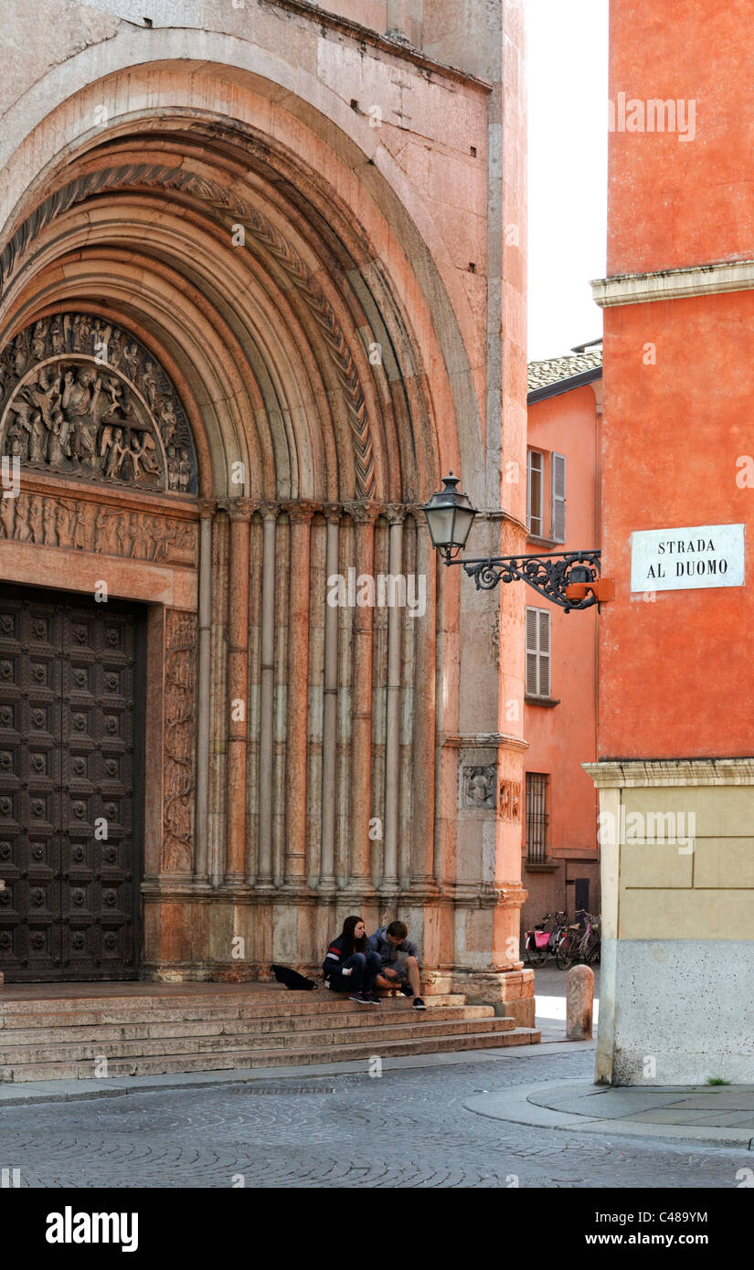 Un couple assis sur les marches de l'Battistero à Parme Banque D'Images