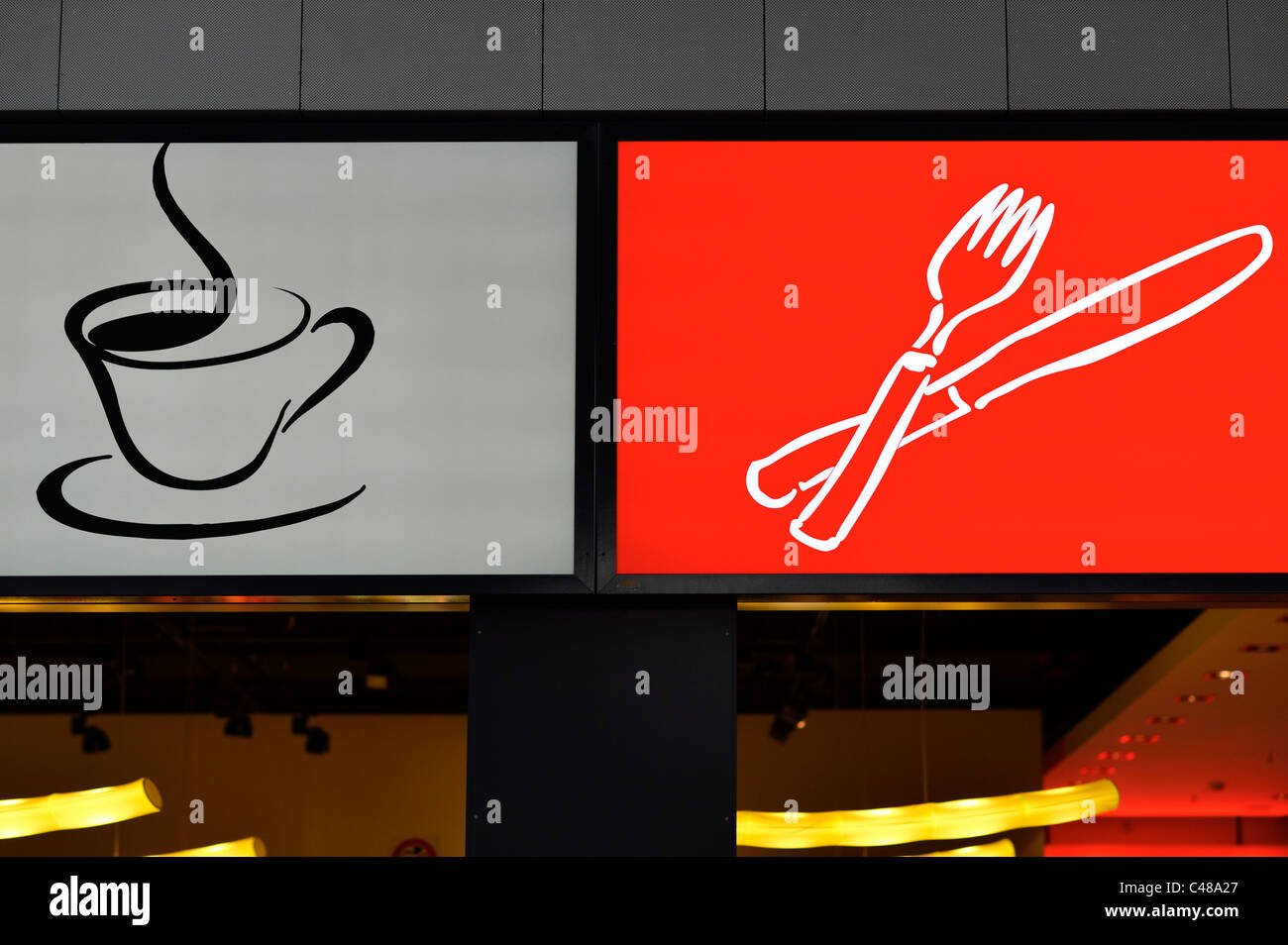 Un restaurant dans le hall de départ, l'aéroport de Zurich Kloten (ZRH) LSZH/Suisse CH Banque D'Images