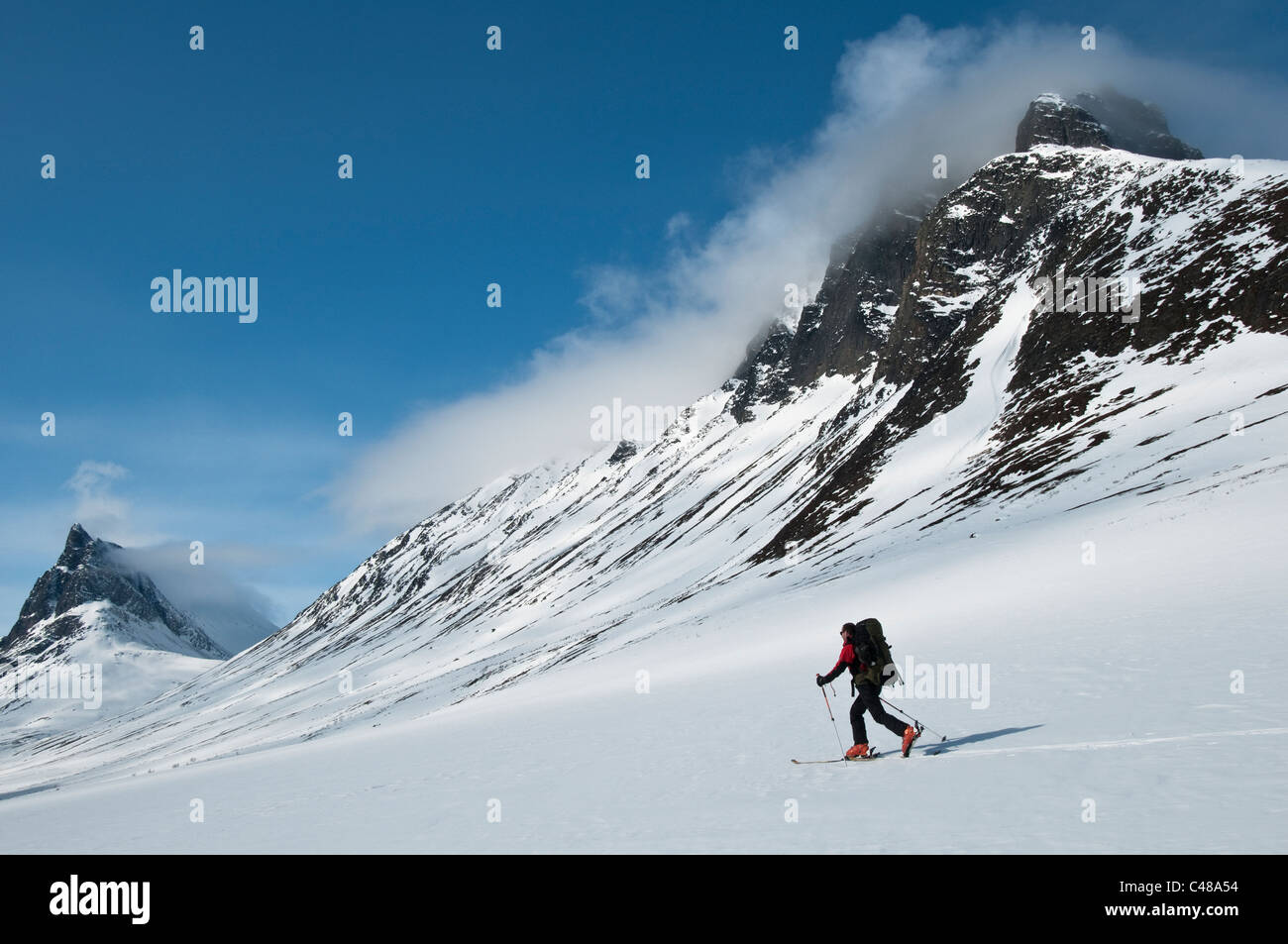 Skitourengeher Reaiddavaggi Stuor im Tal, Kebnekaisefjaell, Norrbotten, Laponie, Schweden Banque D'Images