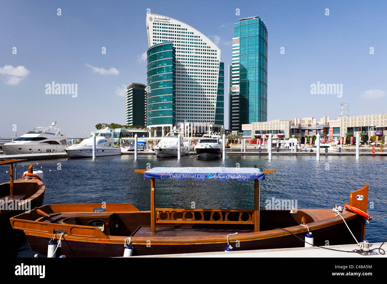 Le Festival City marina avec l'Hôtel Intercontinental à Dubaï, Émirats arabes unis, le golfe Persique. Banque D'Images