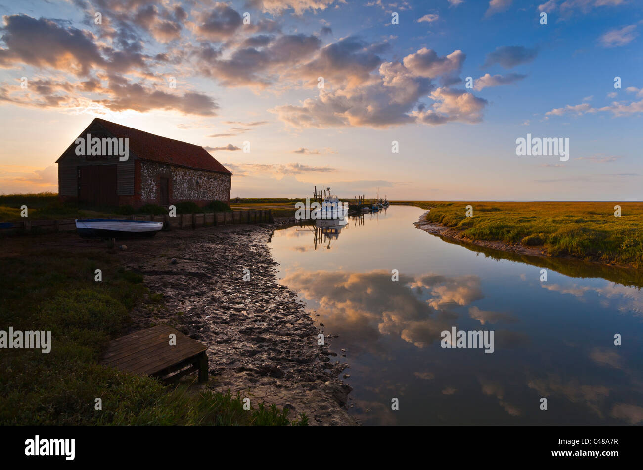 Thornham Harbour et du charbon à la tombée de la Grange sur la côte nord du comté de Norfolk. Banque D'Images