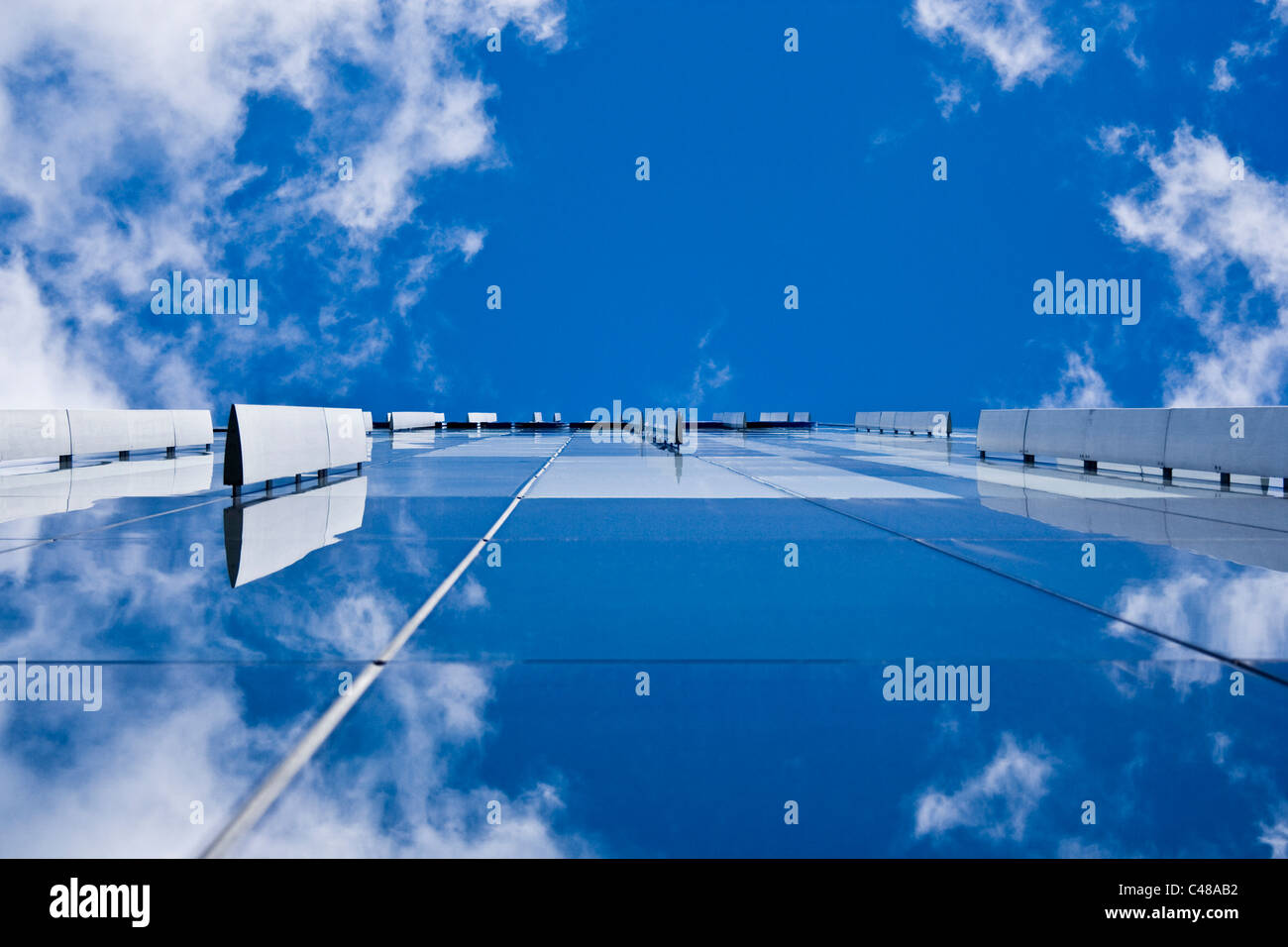 Les nuages reflètent sur la façade de verre Beetham Tower, Manchester. Banque D'Images