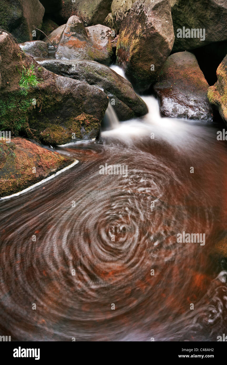 La piscine de l'eau tourbillonnante à Burbage Brook, Padley Gorge, Derbyshire, le Peak District National Park, juin 2011. Banque D'Images