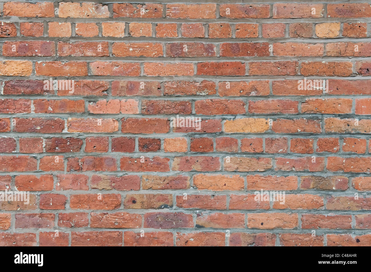 Un vieux mur avec une légère décoloration dans le coulis Banque D'Images