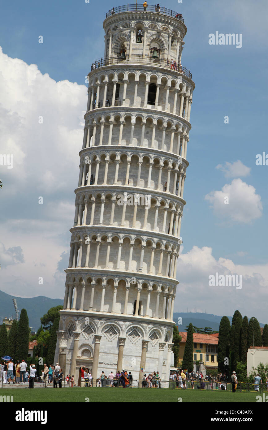 Tour penchée de Pise, clocher de la cathédrale. Vue à partir de la Piazza del Duomo. Banque D'Images