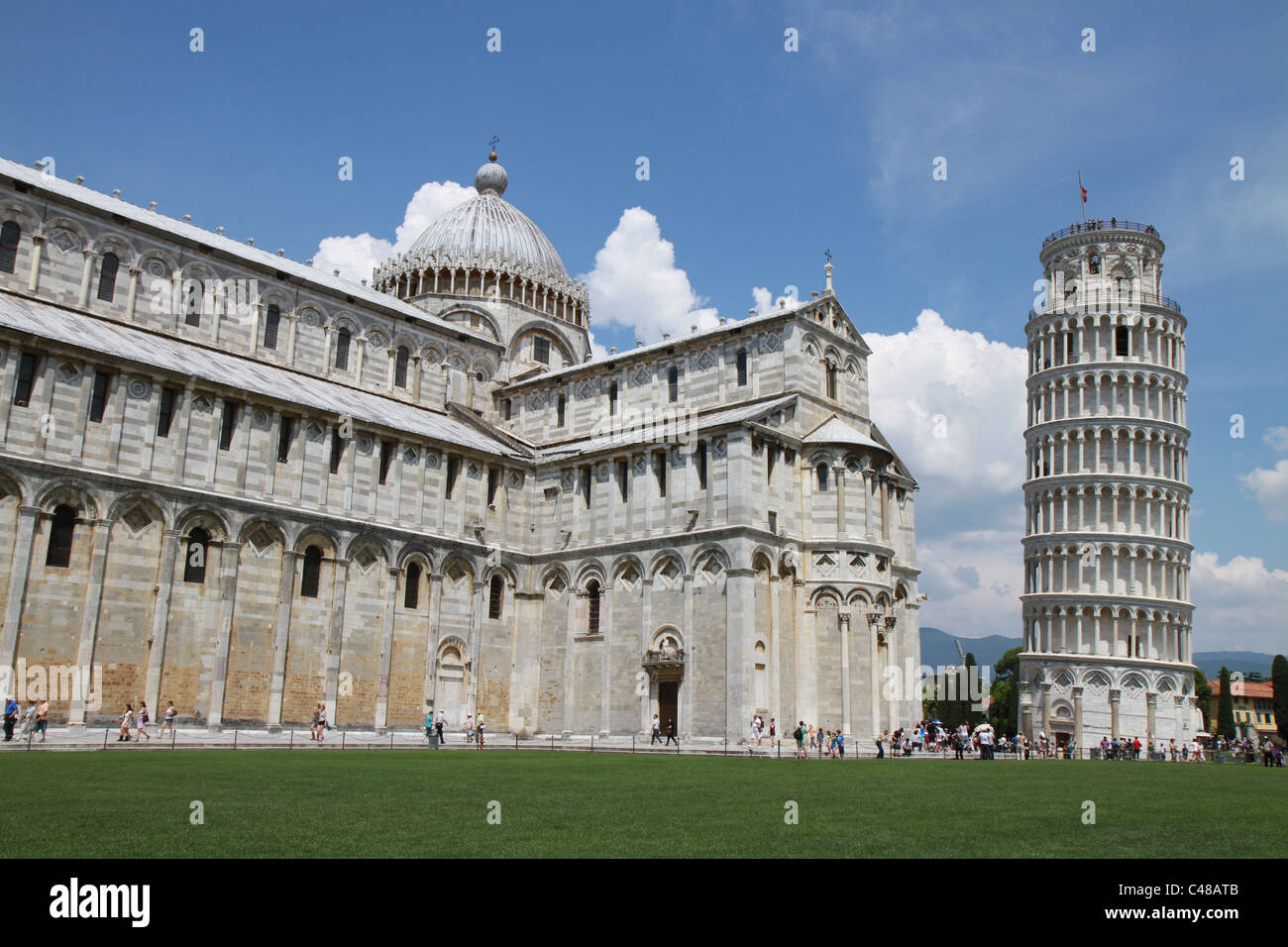 Tour penchée de Pise, clocher de la cathédrale. Vue à partir de la Piazza del Duomo. Banque D'Images