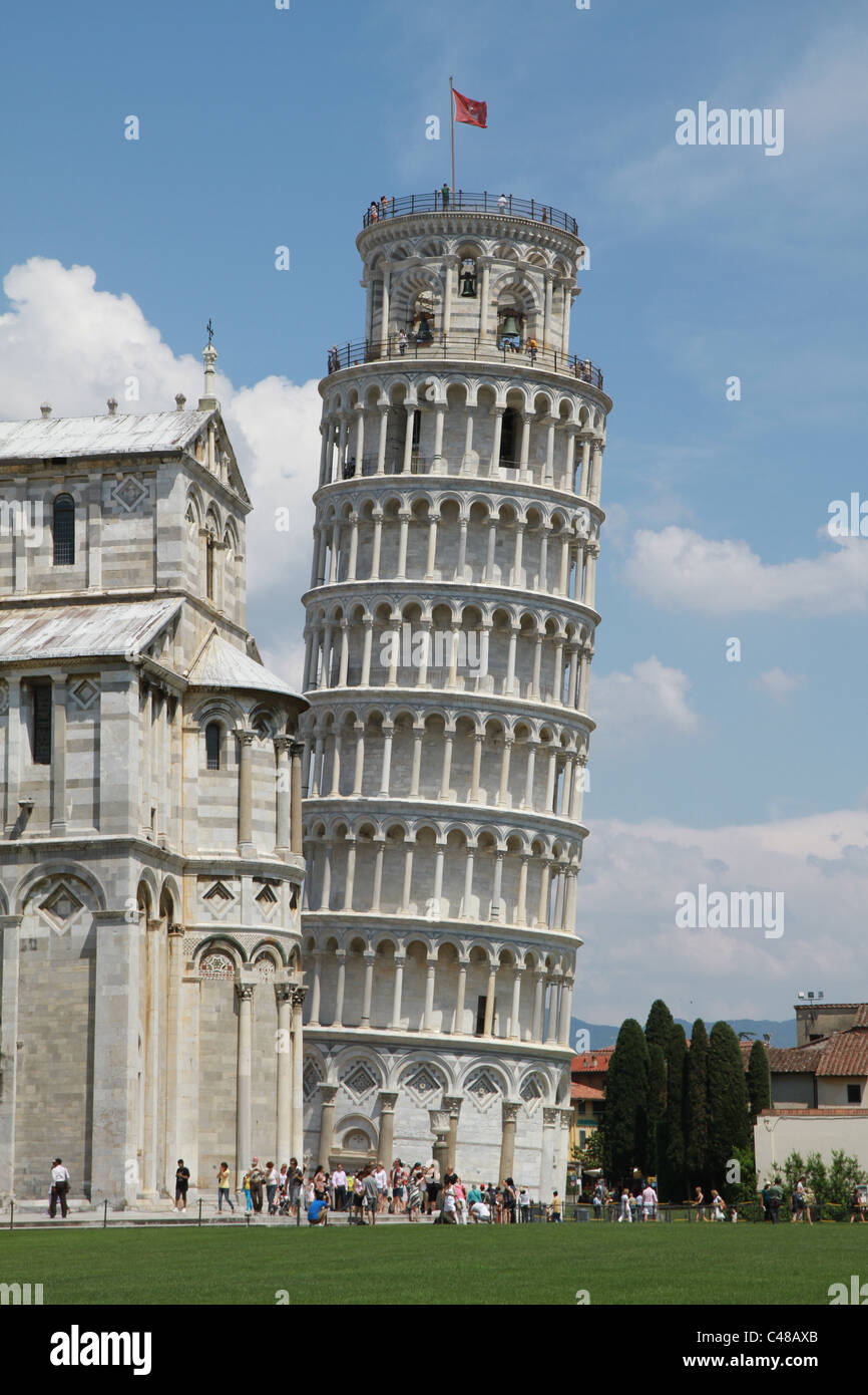 Tour penchée de Pise, clocher de la cathédrale. Vue à partir de la Piazza del Duomo. Banque D'Images