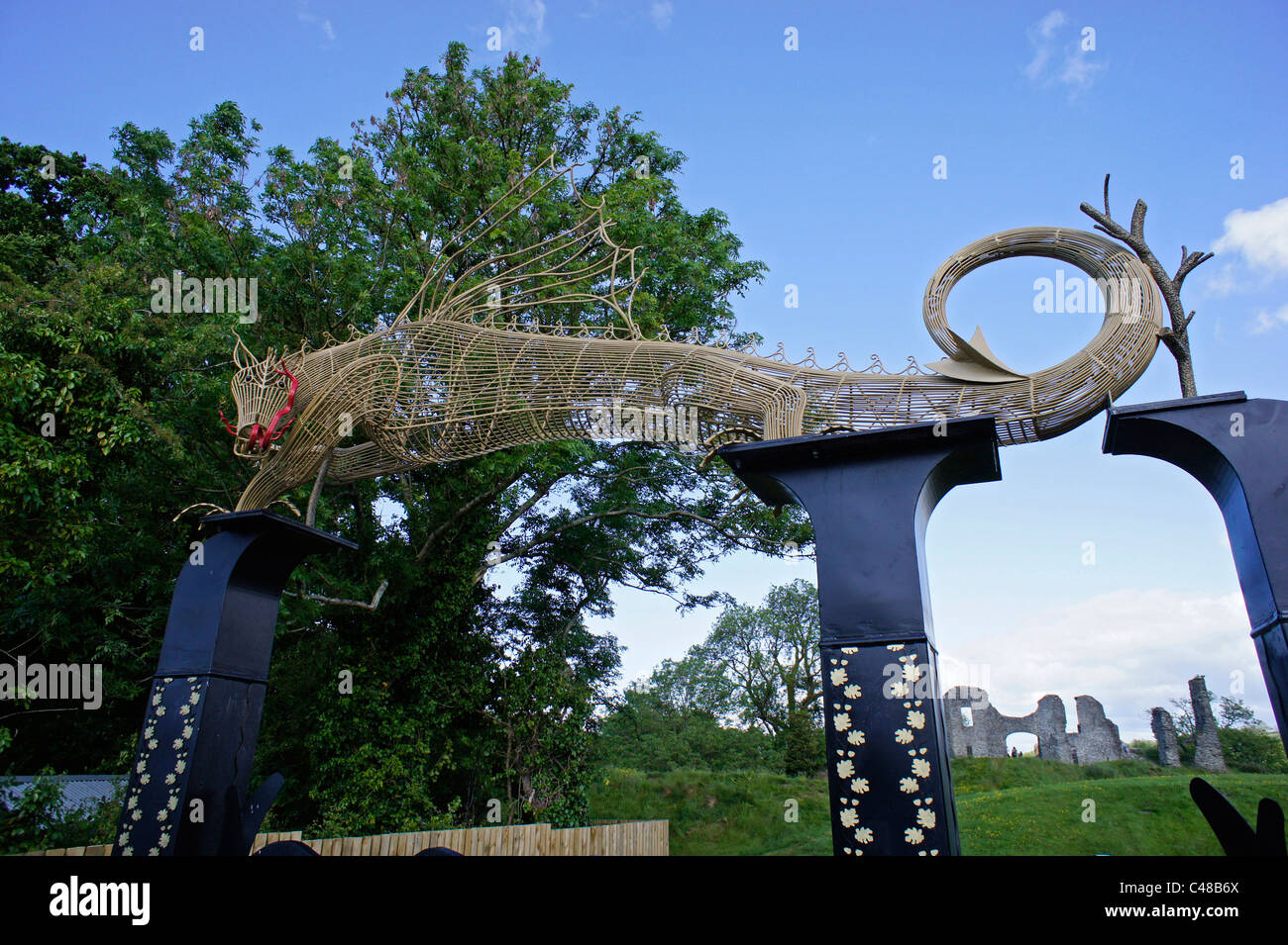 Dragon sur porte au château à Newcastle Emlyn, Carmarthenshire, Pays de Galles 111114 NewcastleEmlyn Banque D'Images