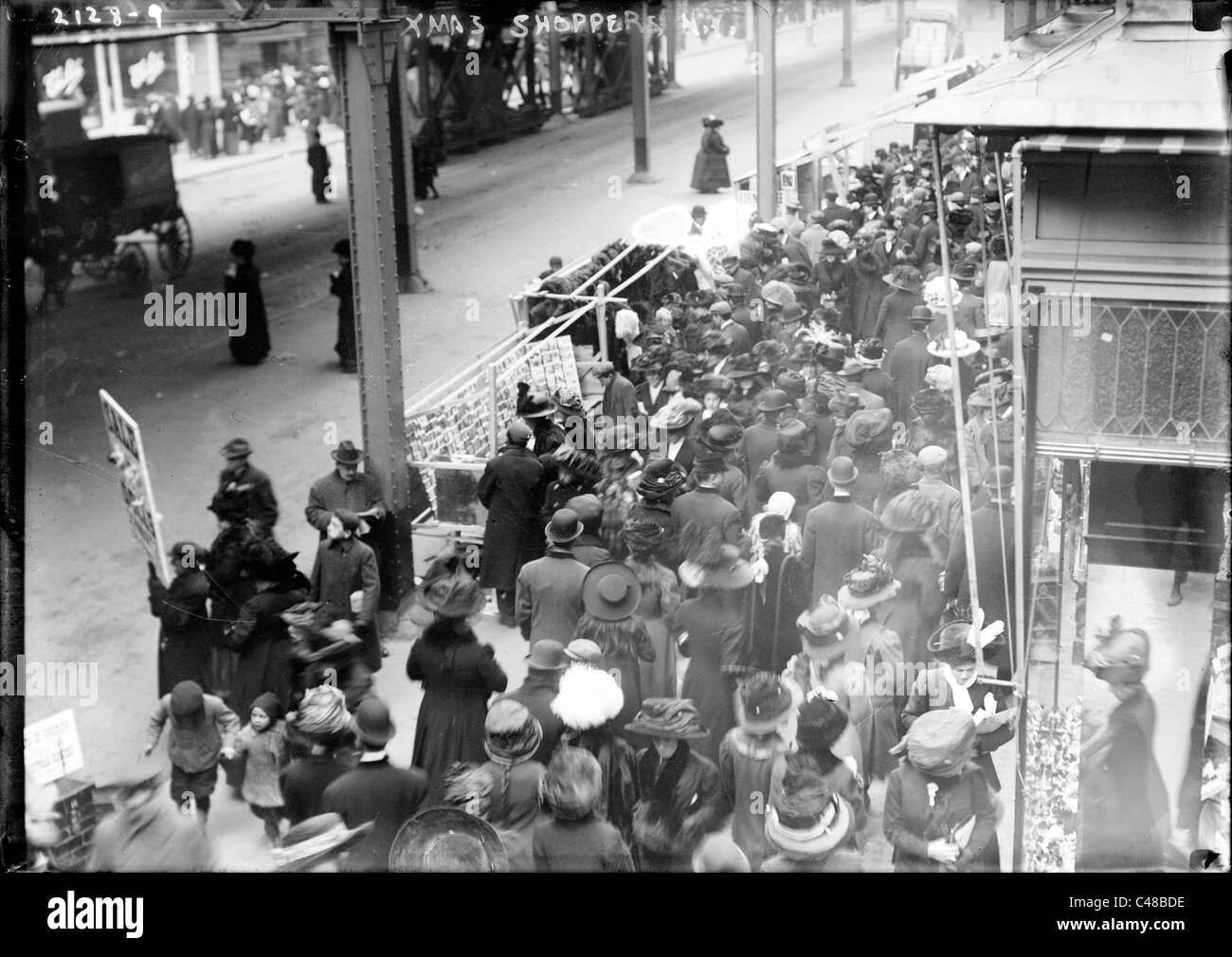 Des foules de gens shopping de Noël sous des voies ferrées, à New York, c1910 Banque D'Images
