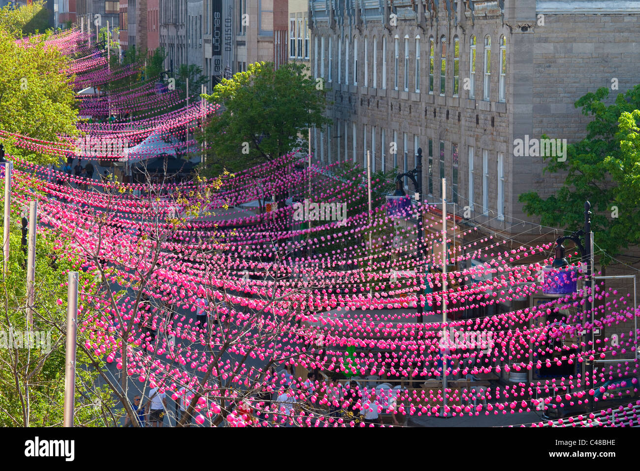 Boules rose décorant le Village gai ou le village, quartier gay de Montréal,  Canada Photo Stock - Alamy