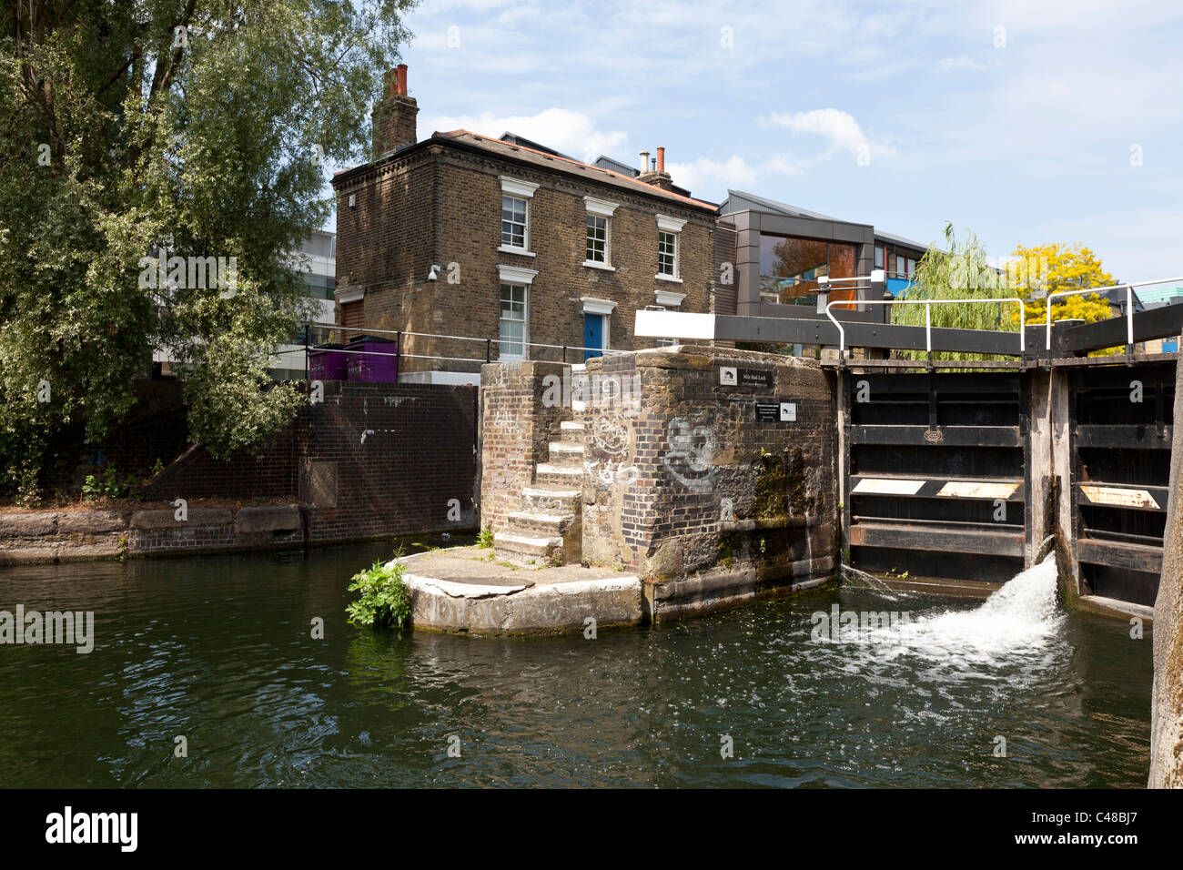 Verrouillage du Mile End, et contre-keepers cottage, le Regent's Canal, Région de Tower Hamlets, England, UK. Banque D'Images