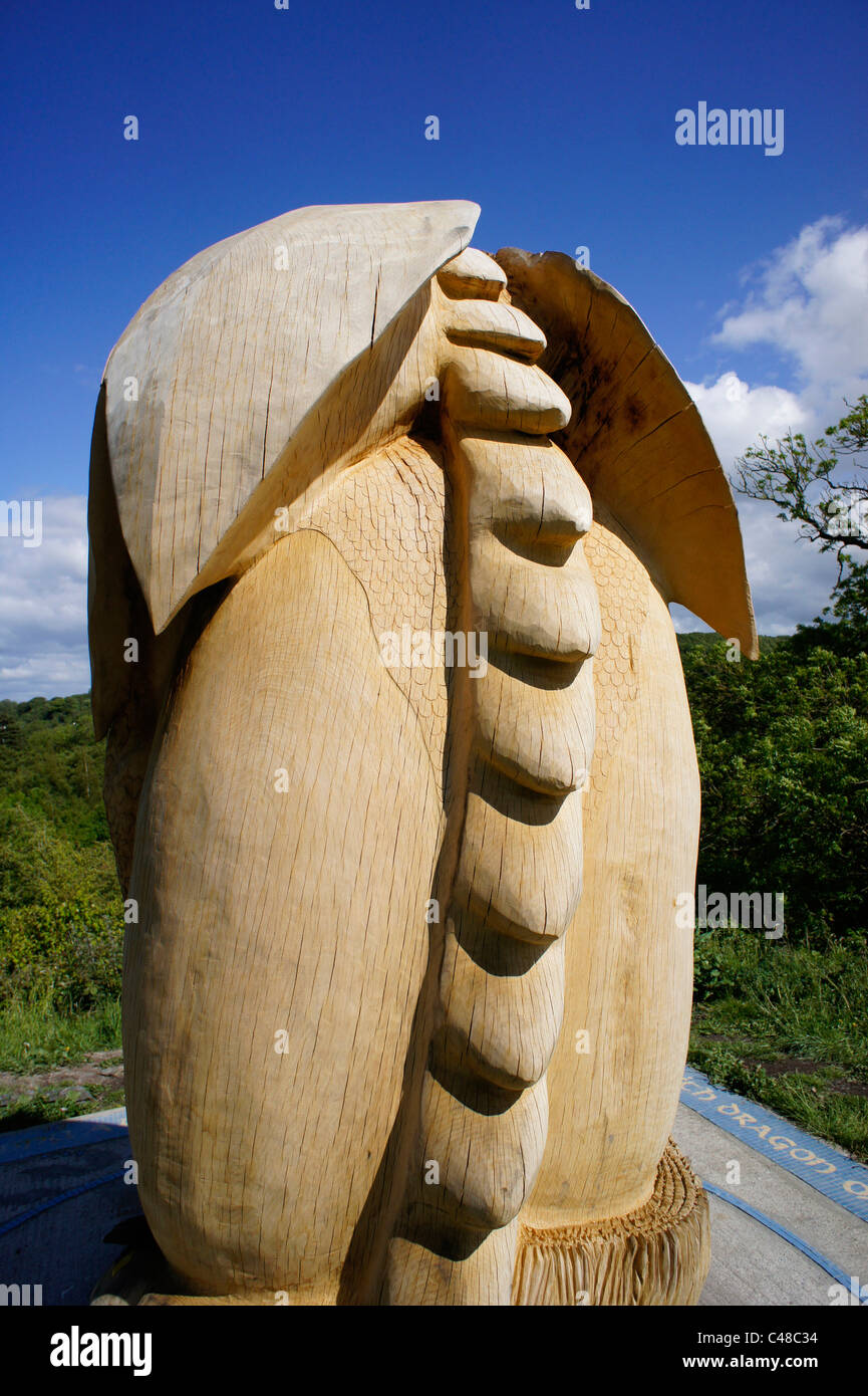 L'éclosion des oeufs de dragon en bois au château à Newcastle Emlyn, Carmarthenshire, Pays de Galles Galles 111111 NewcastleEmlyn Banque D'Images