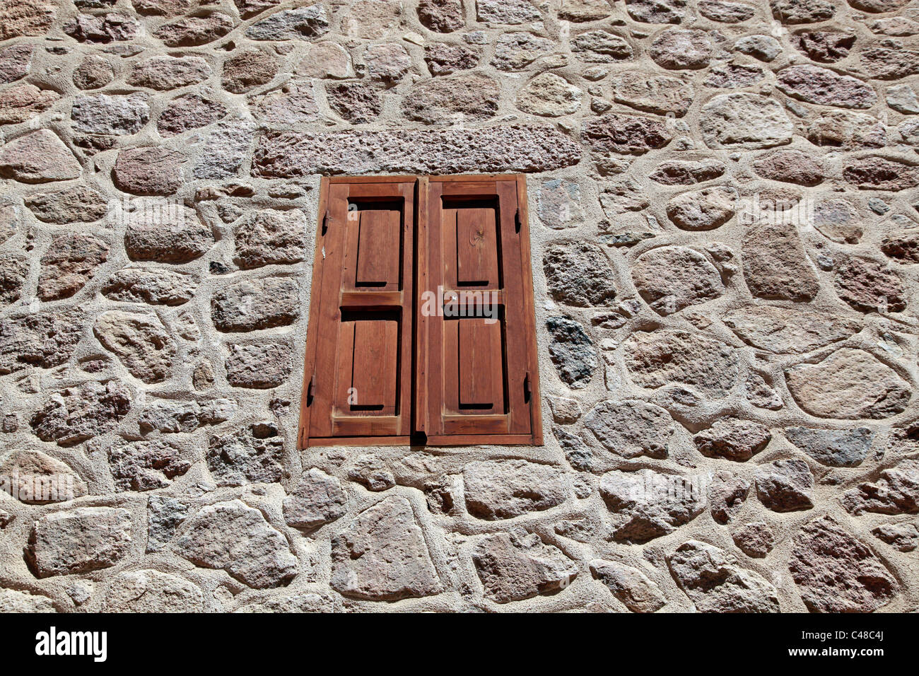 Fenêtre à volets dans un mur de pierre à l'arrière-plan le monastère de Sainte Catherine, au sud de la péninsule du Sinaï, Égypte Banque D'Images