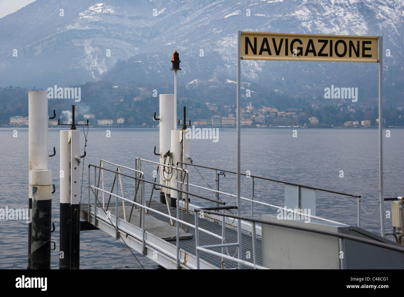 Arrêt de ferry au Bellagio sur le lac de Côme. La Lombardie. L'Italie. Banque D'Images Arrêt de ferry au Bellagio sur le lac de Côme. La Lombardie. L'Italie. Banque D'Images
