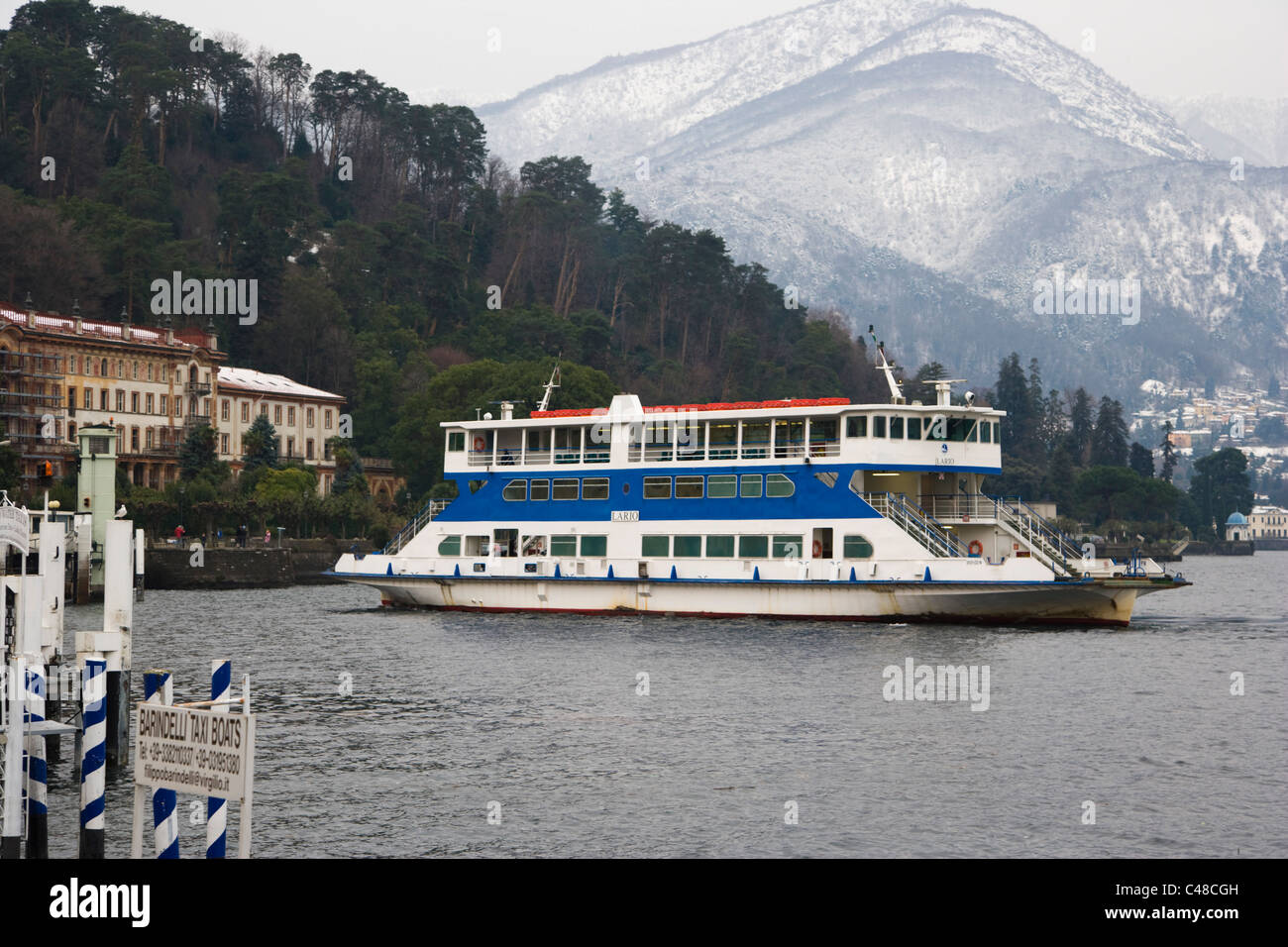 Car-ferry à Bellagio sur le lac de Côme. La Lombardie. L'Italie. Banque D'Images Car-ferry à Bellagio sur le lac de Côme. La Lombardie. L'Italie. Banque D'Images