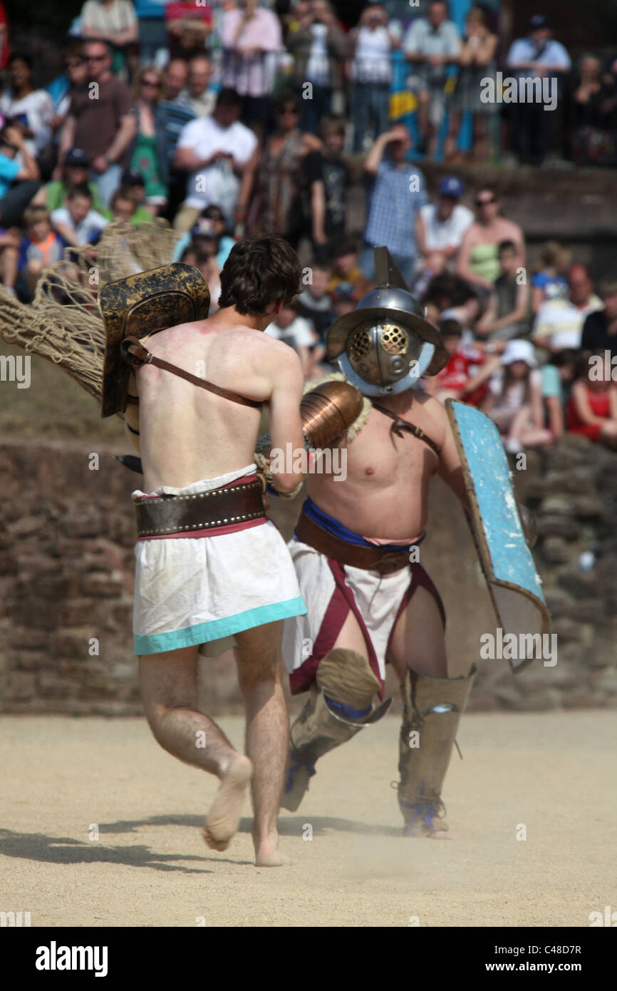 Ville de Chester, en Angleterre. Démonstration de jeux de gladiateur romain à l'Amphithéâtre de Chester. Banque D'Images
