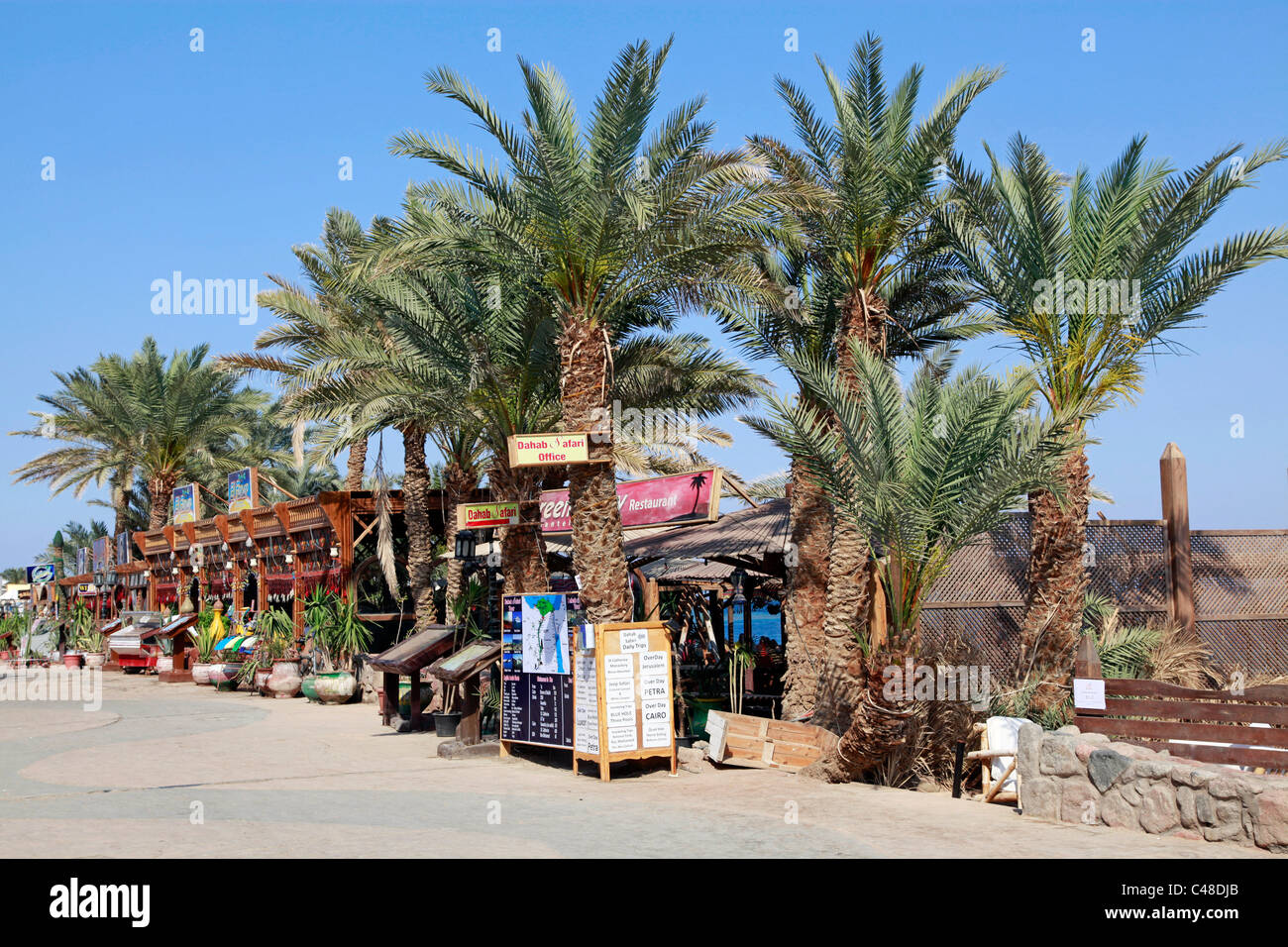 Dahab waterfront et du marché des magasins touristiques, au sud de la péninsule du Sinaï, Égypte Banque D'Images