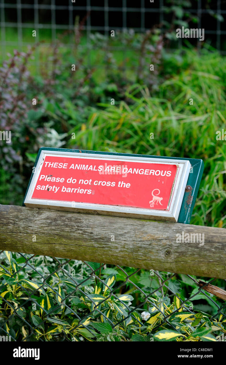 Barrière de sécurité panneau "ces animaux sont dangereux merci de ne pas franchir les barrières de sécurité" le zoo de Twycross england uk Banque D'Images
