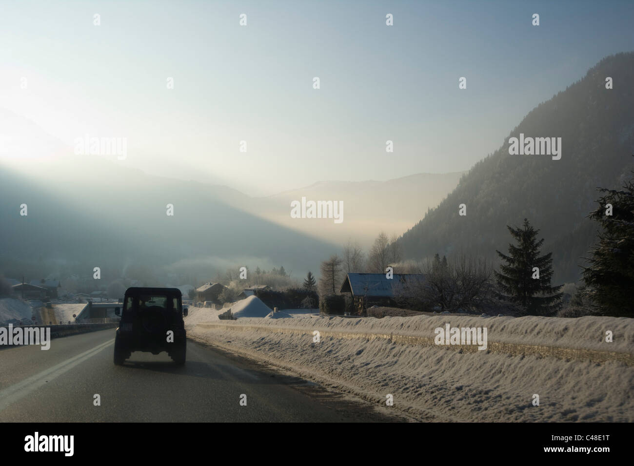 E25 Route après tunnel du Mont Blanc. Vallée de Chamonix Rhone Alpes. La France. L'hiver. Banque D'Images