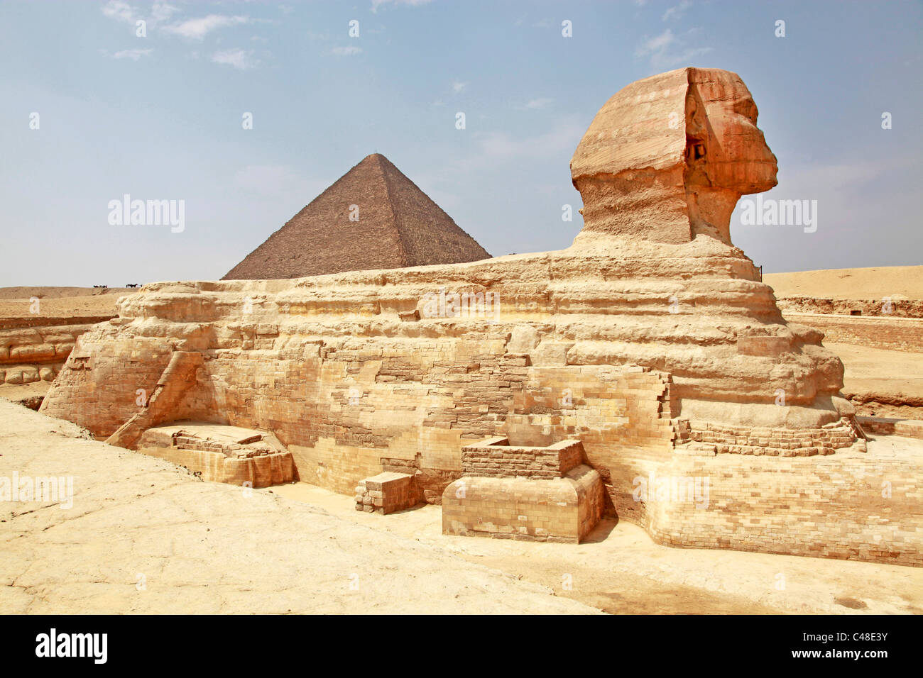 La grande pyramide de Khufu (CHEOPS) et le Sphinx de à les pyramides de Gizeh, Le Caire, Egypte Banque D'Images
