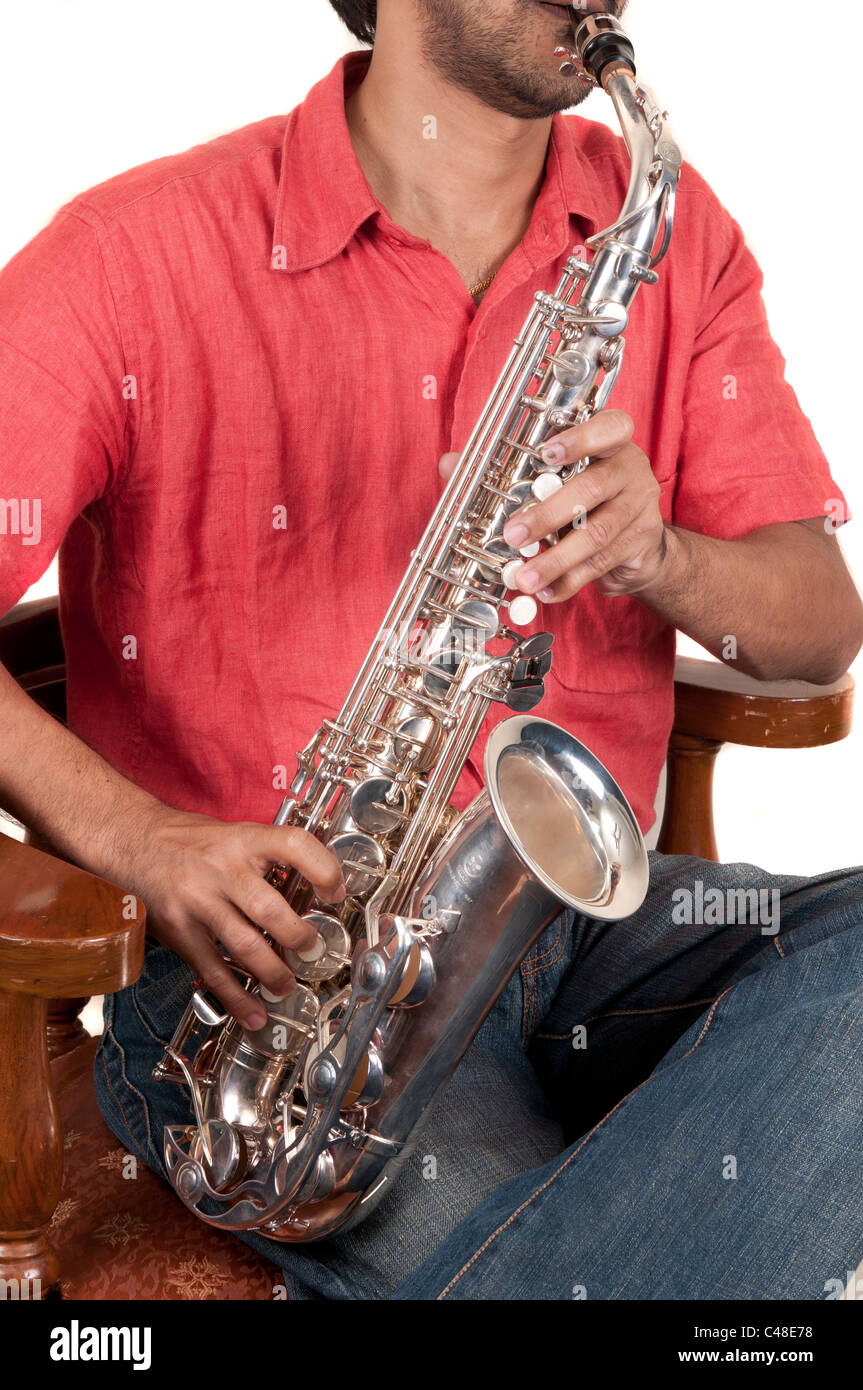 Musicien de jazz à jouer du saxophone sur un fond blanc Banque D'Images