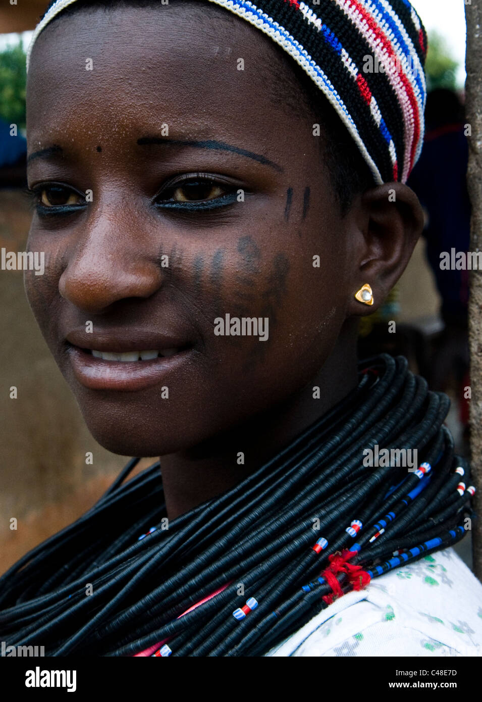 Les Peul Peul / / les femmes peules décorent leurs visages et corps avec des tatouages. Banque D'Images