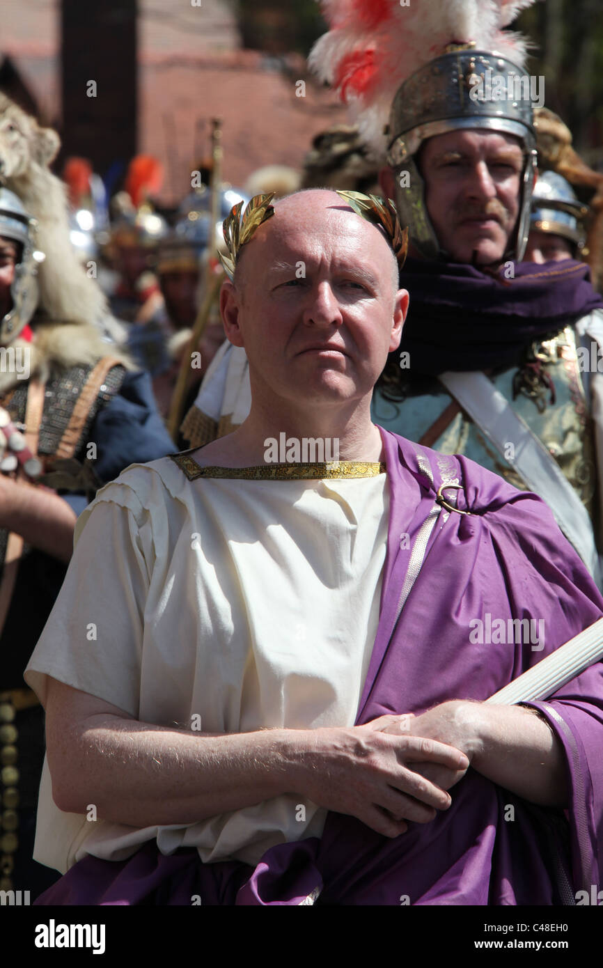 Ville de Chester, en Angleterre. Empereur romain diriger des soldats et des centurions à travers les rues de Chester. Banque D'Images