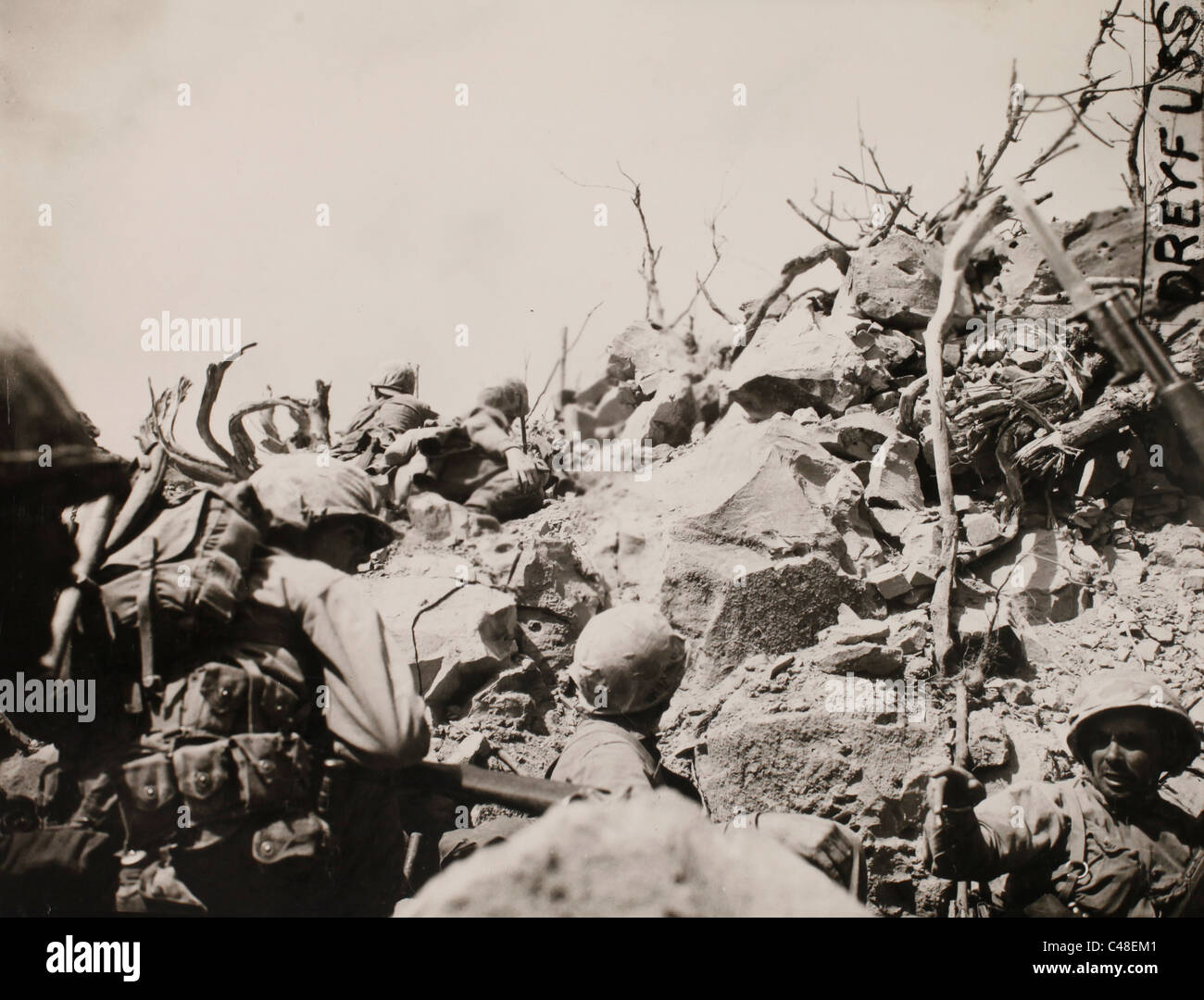 Certains hommes d'essayer de voir au-dessus de la crête. Iwo Jima 27 Février 1945 Banque D'Images