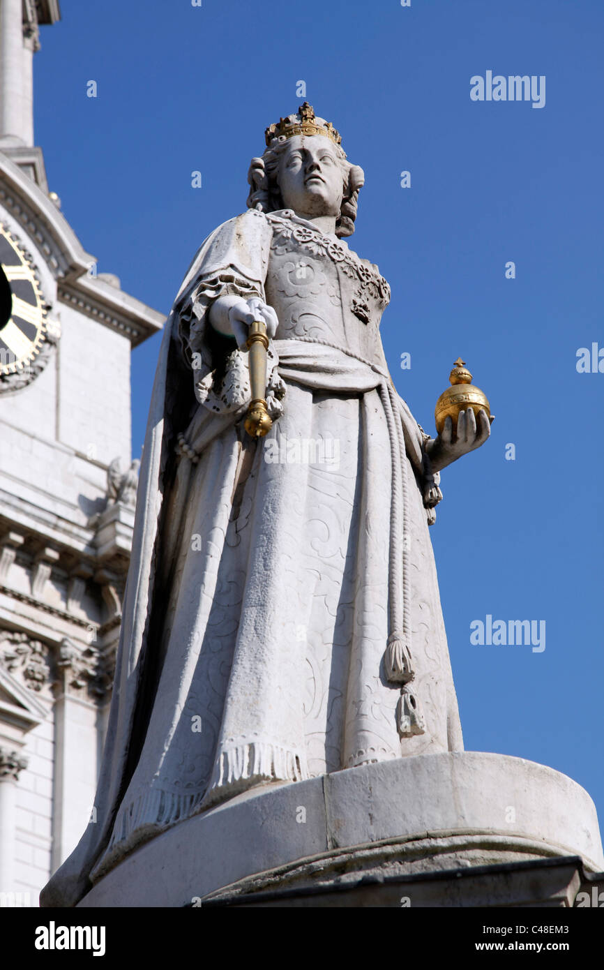 Statue de la reine Anne à l'extérieur de la Cathédrale St Paul à Londres, Angleterre Banque D'Images