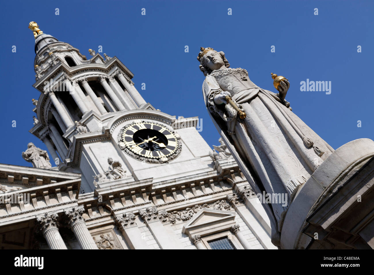 Statue de la reine Anne à l'extérieur de la Cathédrale St Paul à Londres, Angleterre Banque D'Images