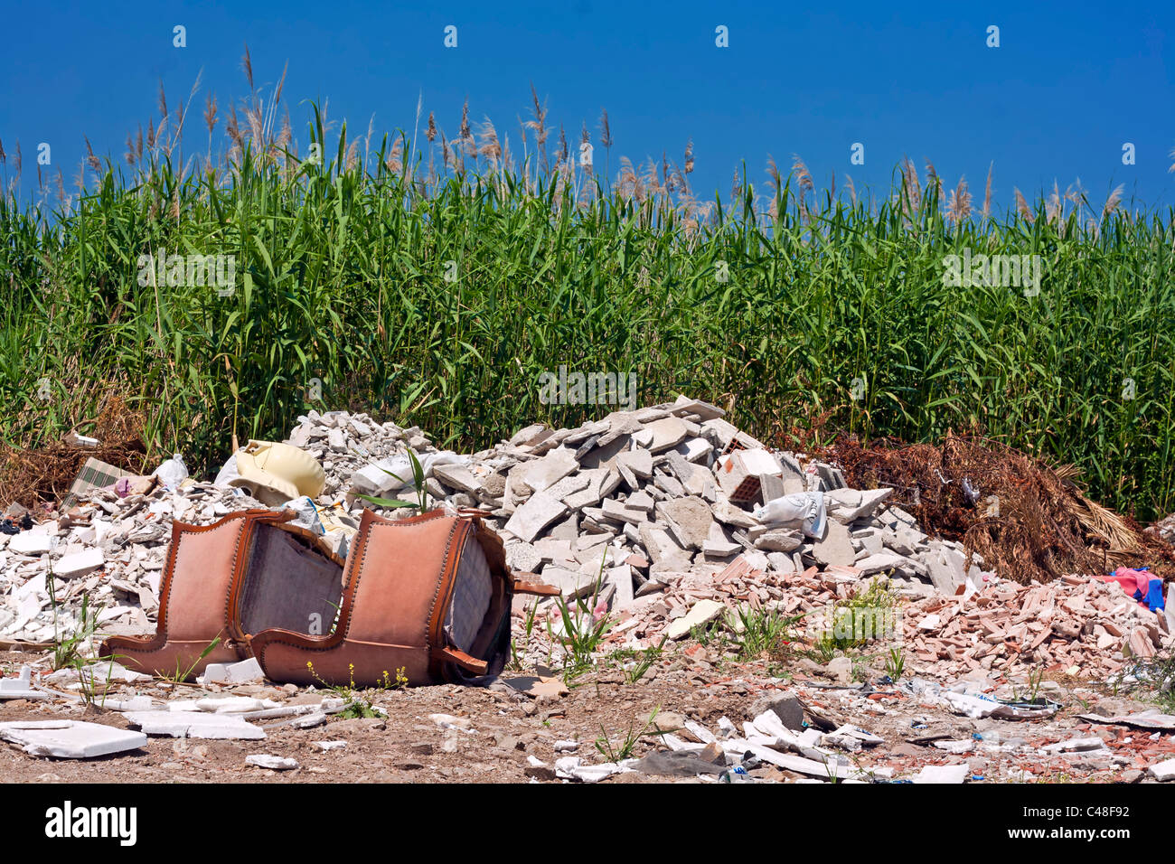 Flytipping illégale dans la campagne Banque D'Images