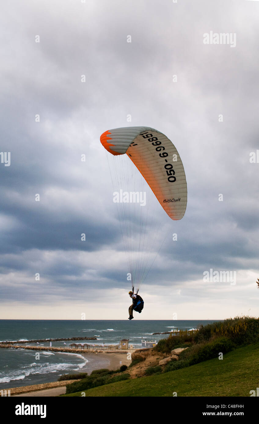 Parachute par le littoral méditerranéen à Tel-Aviv. Banque D'Images