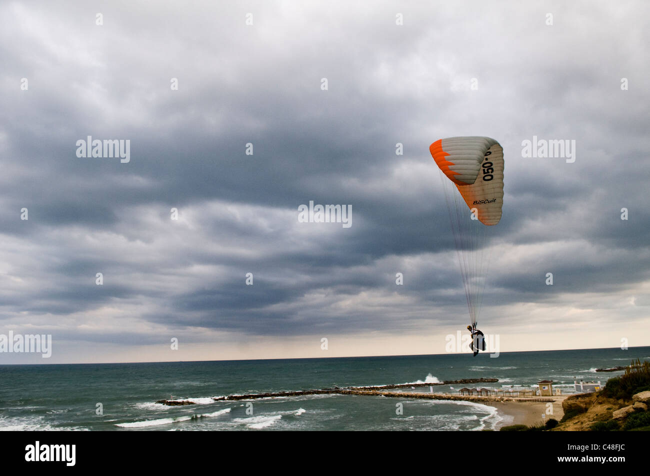 Parachute par le littoral méditerranéen à Tel-Aviv. Banque D'Images