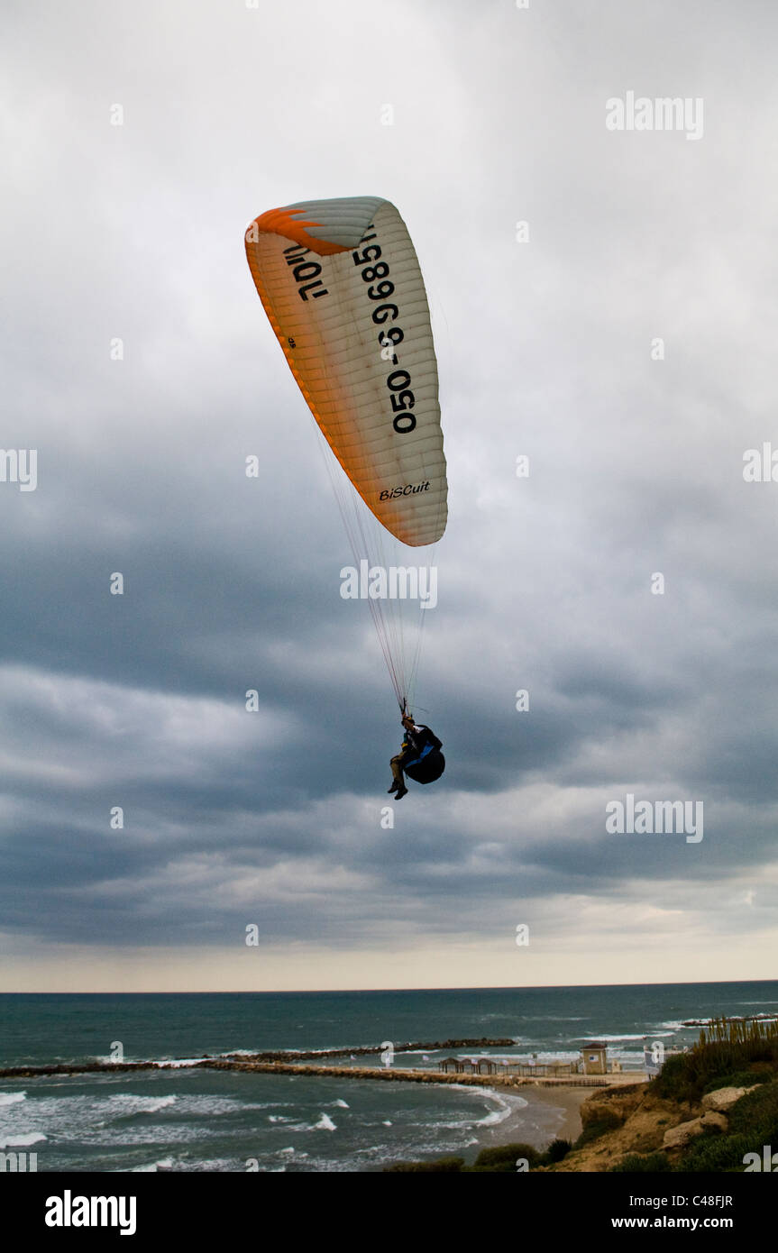 Parachute par le littoral méditerranéen à Tel-Aviv. Banque D'Images