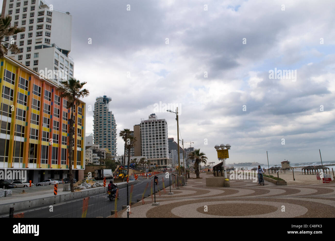 Les activités du matin sur la plage de Tel-Aviv. Banque D'Images
