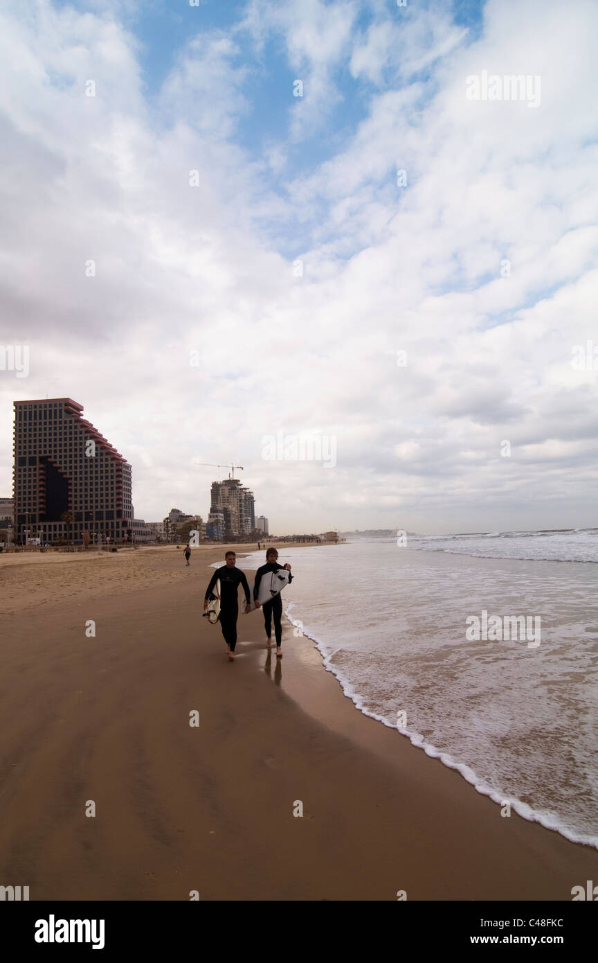 Les activités du matin sur la plage de Tel-Aviv. Banque D'Images
